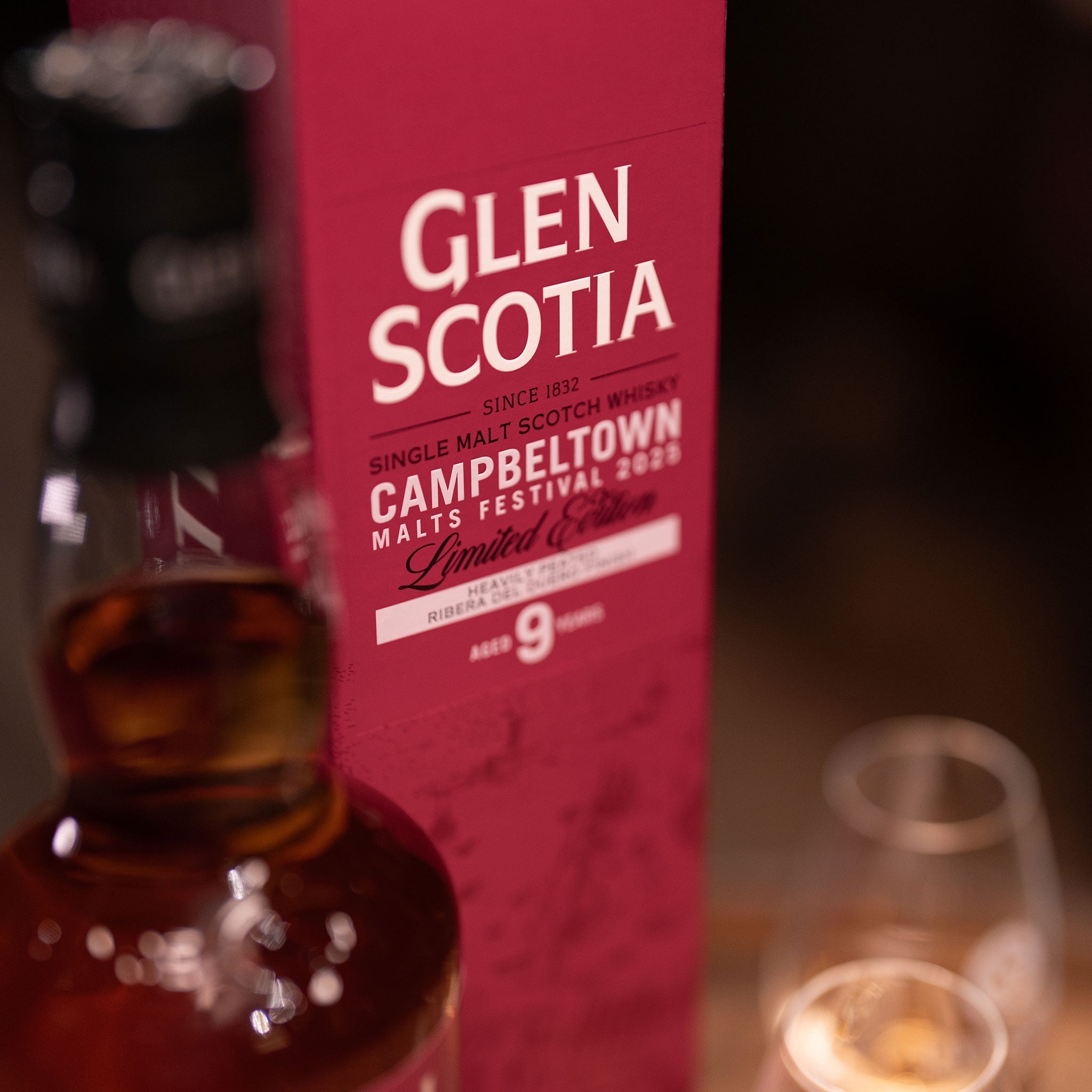A Glen Scotia Campbeltown Malts Festival Edition 2025 bottle, matured in Ribera del Duero red wine casks, stands next to a red box labeled "Campbeltown Malts Festival 2020, Limited Edition, 9 Years." A whisky glass is partially visible beside it.
